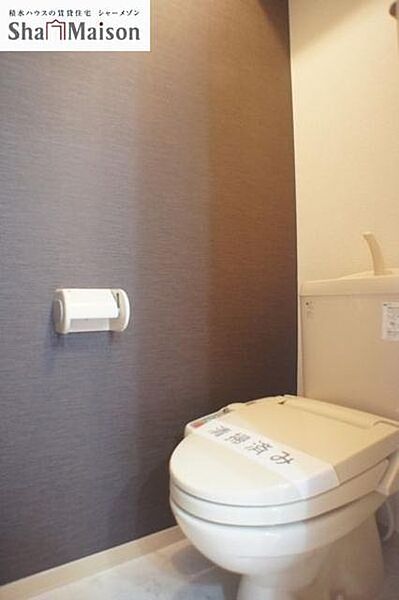 画像13:【トイレ】クロスが印象的なトイレはもちろん温水洗浄機能付き便座で冬場も温かくご利用頂けます♪