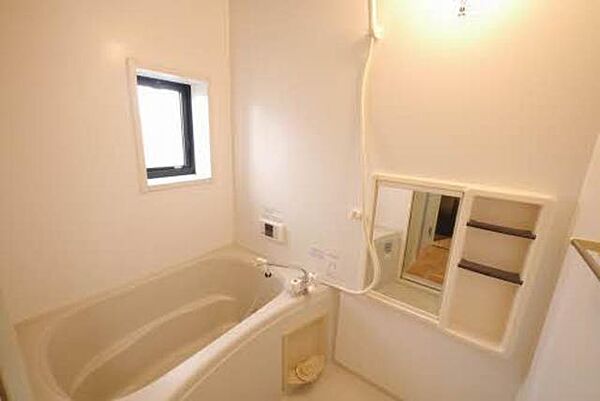 画像9:浴室は小窓があり明るい印象です。うれしい追い焚き機能付です。