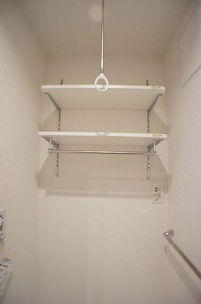 画像9:洗濯機を置くスペースの上部には棚が有る為、タオルや洗剤を置く事が出来ます！
