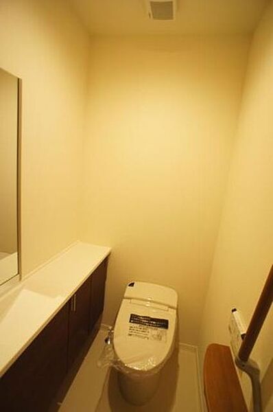 画像15:■トイレ■　タンクレスのトイレです。温水洗浄暖房便座、冬場もポカポカです。トイレ内に鏡と洗面カウンターがついていて、広々としたトイレになっております。