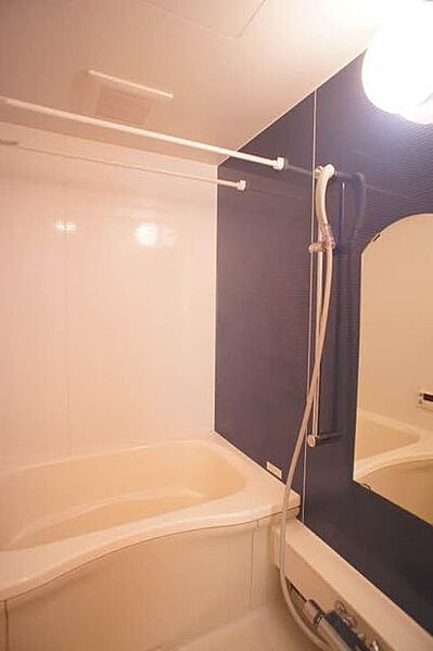 画像7:【浴室】1日の終わりは清潔感のある快適な空間で、ゆっくりと疲れを癒してください♪24時間換気システム、追焚給湯機能付です！アクセントパネルがとてもお洒落ですよ！
