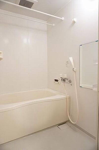 画像12:■浴室■白を基調とした浴室。追焚給湯付でお湯の有効活用♪湯量調整や温度の調整もボタンひとつです♪物干しバーも設置有