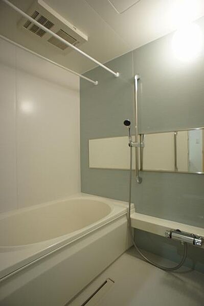 画像13:浴室には、暖房乾燥機が付いているので、雨の日でも洗濯物を乾かす事が出来ます。　浴槽は追焚機能付になります。