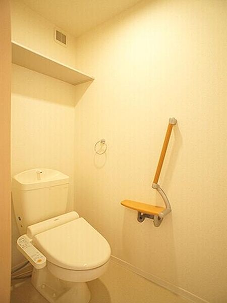 画像12:★【トイレ】洗浄機能付暖房便座です！上部には空間を利用しトイレットペーパー等をストックできる棚が付いています♪