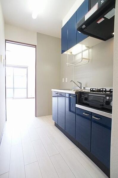 画像7:ビビッドな青いパネルがモダンな印象のキッチンには、グリル付きの2口ガスコンロが備え付け♪