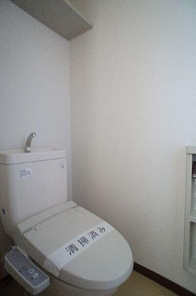 画像10:【トイレ】洗浄機能付暖房便座設置しております！上部には空間を利用しトイレットペーパー等をストックできる棚が付いています♪