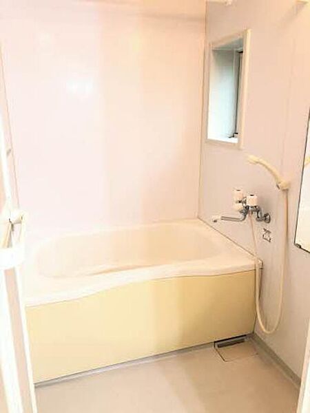画像10:窓があり明るい浴室です。収納も豊富に付いてます。
