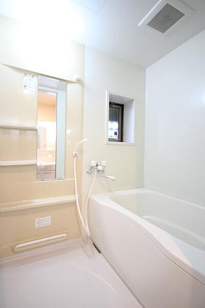 画像14:柔らかな光を取り込む浴室はほっと落ち着くぷらいべーとルームへ。一日の疲れを癒します。