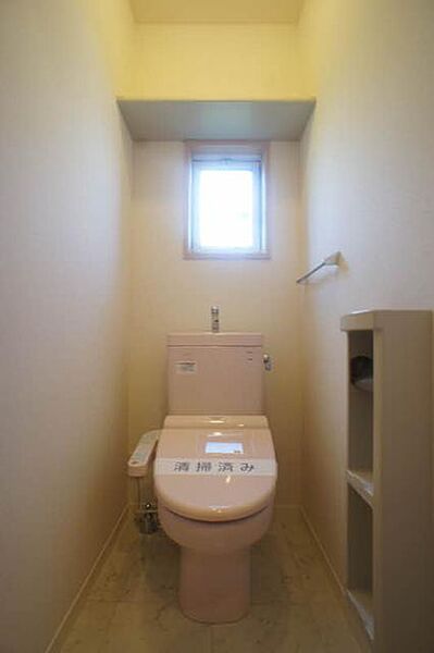 画像10:【トイレ】定番設備になってきた『暖房洗浄機能便座』が設置されたトイレです！上部の空間の収納棚は清掃用品やトイレットペーパーをしまっておくのに便利です♪