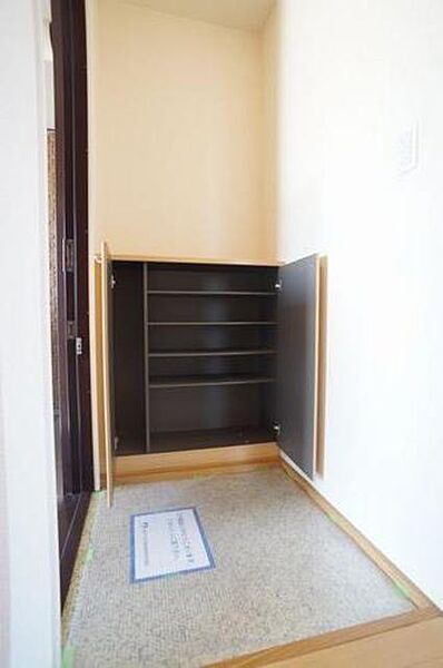 画像8:可動式棚なので、ブーツなどもたっぷり収納可能な大型の下駄箱を備えた玄関♪