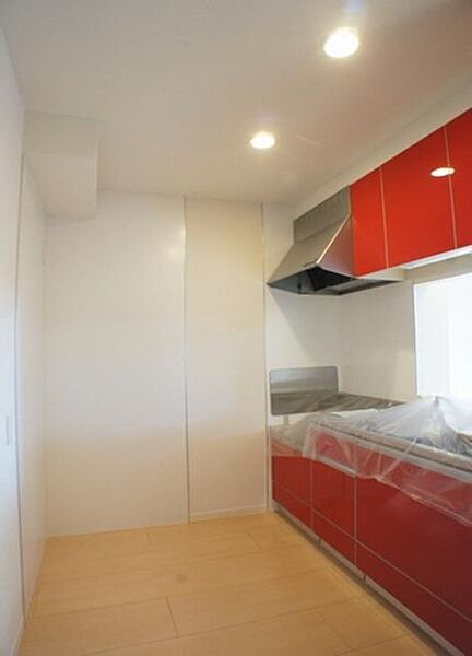画像10:鮮やかな赤色のキッチンはお部屋のアクセント♪お料理も楽しくなりそうですね◎