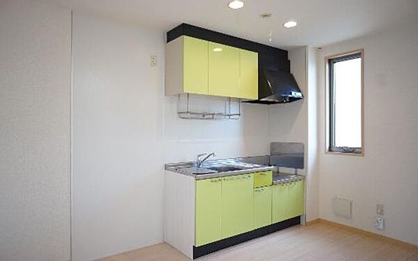 画像3:■キッチン■グリーンで統一され、シンプルで清潔感のあるキッチン♪吊り戸棚も付いて、収納力も○♪