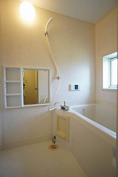 画像10:追いだき、小窓付きの浴室です。