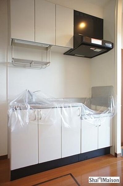 画像7:■キッチン■　ホワイトを基調としたキッチンは吊り戸棚に加え、床下収納庫があり収納力が魅力。