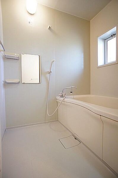 画像6:■浴室■換気と採光を考慮した小窓付きの明るく、清潔感あるバスルーム！明るい雰囲気の浴室は一日の疲れを癒やしてくれます！