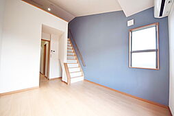 多摩都市モノレール 程久保駅 徒歩5分の賃貸アパート 2階1Kのリビング/ダイニング