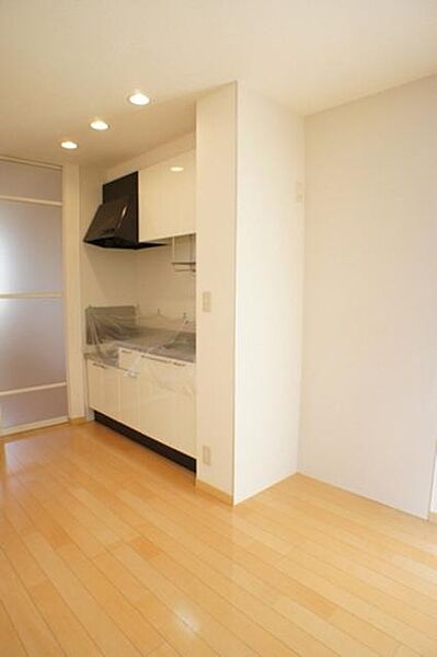 画像7:【キッチン】扉パネルを白で統一し、清潔感があり明るい雰囲気のキッチン♪水切り棚や上下に収納スペースを設けているので、食器や調理器具もしっかり収納可能です♪