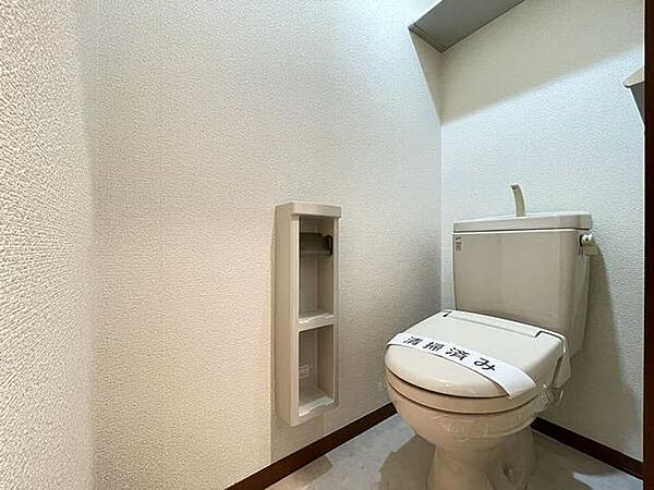 画像10:白を基調とした清潔感のあるトイレです。
