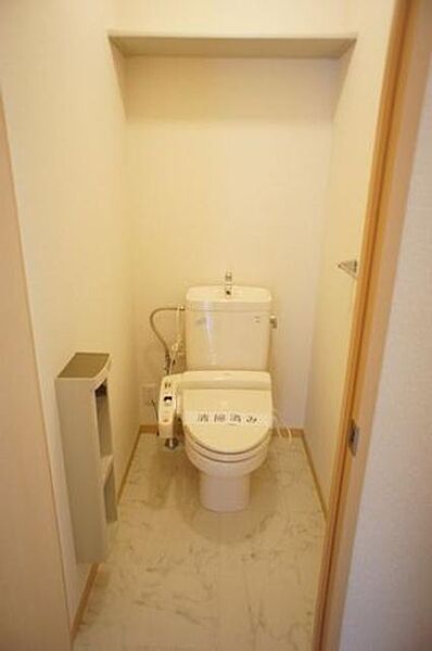 画像13:●トイレ●冬でも暖かく使用できる温水洗浄暖房便座付き♪