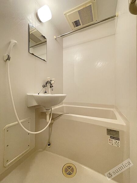 画像19:鏡付きの使いやすい洗面です。浴室一体型タイプ。