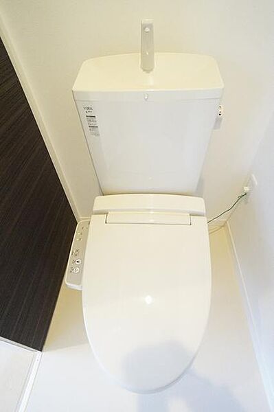 画像11:多機能便座付きのトイレなので、寒い冬もあたたかい便座が使えます！上には便利な収納棚があるため、トイレットペーパーや掃除グッズを置く場所にも困りません☆