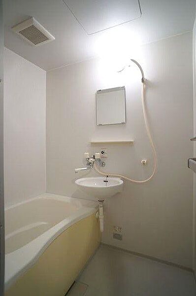 画像14:浴室は清涼感のある白を基調としました。