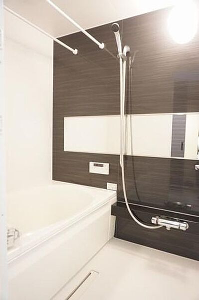 画像15:■浴室■1日の疲れを取るお風呂は壁の一面だけ色を変えてアクセントを付けています。沸かし直しができて経済的な追焚機能付☆温度調節可能なサーモスタッド水栓♪シャワーとカランの切替も楽ちんです☆