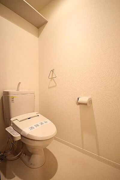 画像16:【トイレ】温水暖房洗浄便座♪トイレ上部には収納