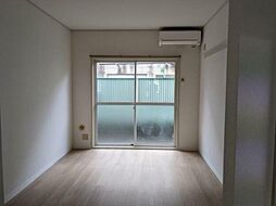 メゾン・ド・三恵 1階ワンルームのリビング/ダイニング