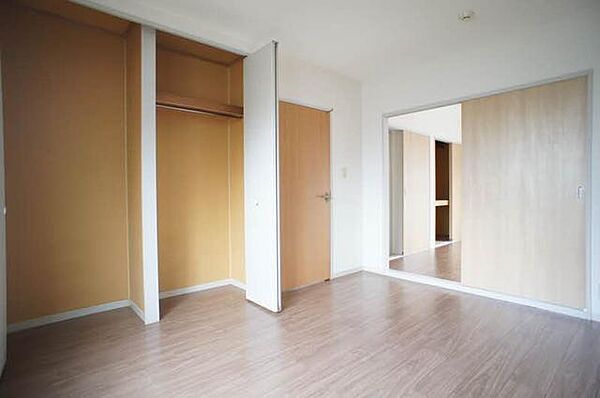 画像9:【洋室】天井高の収納があり、お部屋を有効的に活用できます。