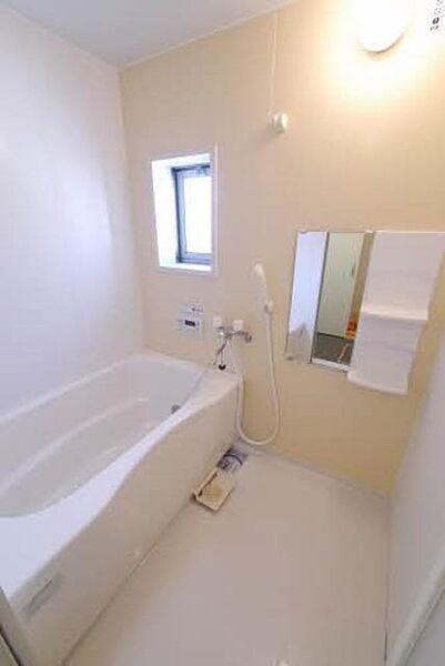 画像8:浴室には小窓があり換気に便利です！