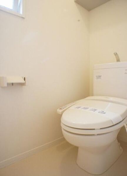 画像10:温水洗浄便座付のトイレです。スイングサッシ付♪