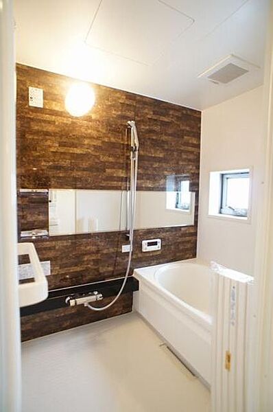 画像9:換気と採光を考慮した小窓があって明るく清潔感あるバスルームは、沸かし直しができる追焚給湯機能付き♪ダーク系のアクセント壁がモダンな印象の浴室は、あなたを癒すリラックス空間♪