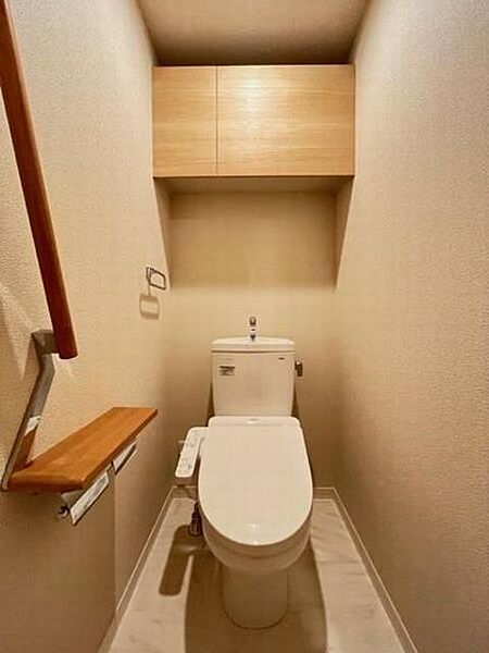 画像12:【トイレ】暖房洗浄便座付きのトイレ。ペーパーホルダーと一体になった手摺りや上部の棚収納もついています！スッキリとした空間となっています！