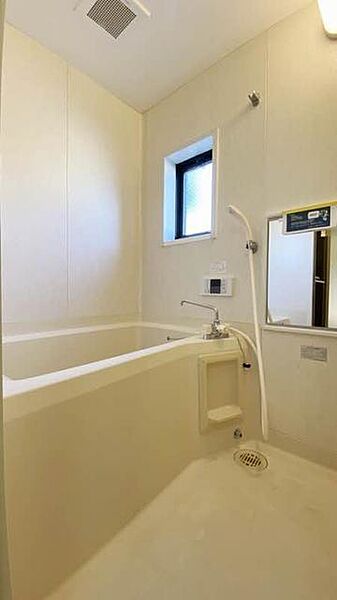 画像11:換気用の小窓が付いている浴室になります。こんなお風呂で一日の疲れと汚れを洗い流してはいかがでしょう？