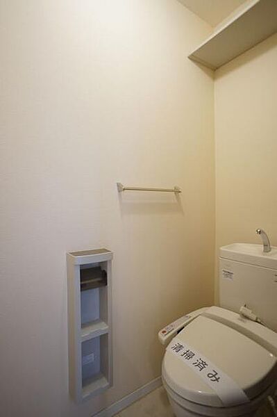 画像14:【トイレ】今や老若男女に人気アイテムの洗浄機能付暖房便座です！上部には空間を利用しトイレットペーパー等をストックできる棚が付いています♪