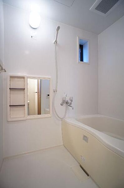 画像7:■浴室■　換気と採光を考慮した小窓があって明るく清潔感あるバスルーム。
