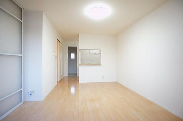 画像8:■ＬＤＫ■　12.8帖のＬＤＫ！明るい床と建具が一層部屋を広く見せてくれます！【※LED照明備え付き！】