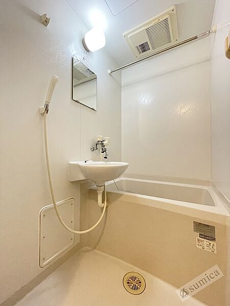 画像20:鏡付きの使いやすい洗面です。浴室一体型タイプ。