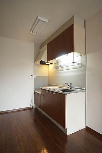 画像7:【キッチン】ご入居者様が手持ちのコンロを使えるキッチンです♪　壁付けのためテーブルを置くスペースも確保ができ空間を広くご利用頂けます♪　キッチンには上下に収納スペースも確保しております☆