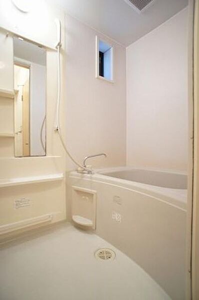 画像10:■浴室■　換気と採光を考慮した小窓付きの明るく、清潔感あるバスルーム♪明るい雰囲気の浴室は一日の疲れを癒やしてくれます♪