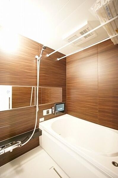 画像14:【バスルーム】当物件の特徴の快適浴室◎130ｃｍ×180ｃｍのゆったりサイズの浴室です！全面アクセントパネルでシックな空間です！入浴中にご覧いただけるテレビ付き！浴室乾燥機も備えてあります！