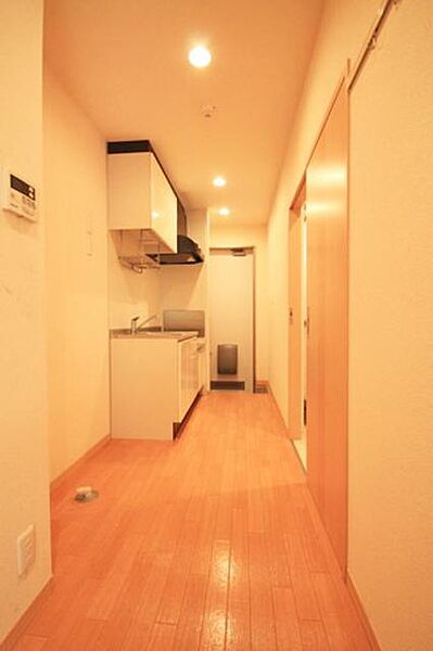 画像8:明るい内装と床。一人暮らしに機能的なレイアウトです。
