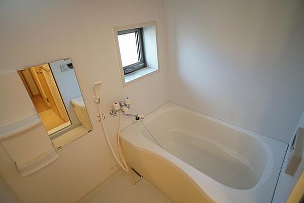 画像8:換気窓のある明るい、シャワー、鏡付きのバスルームです。