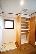 日用品の収納も付いたドレッサー周りです！