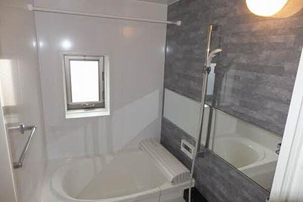 画像6:アクセント壁がおしゃれな浴室です！嬉しいサーモスタット付き水栓で、お湯の調整も簡単です♪写真は201号室です。301号室はブラウンのアクセント壁です★