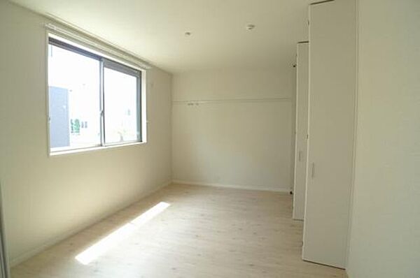 画像15:【洋室】清潔感のある白を基調に明るくシンプルなコーディネーションは、部屋を明るくやさしい印象にし、家具カラーアレンジしやすい♪