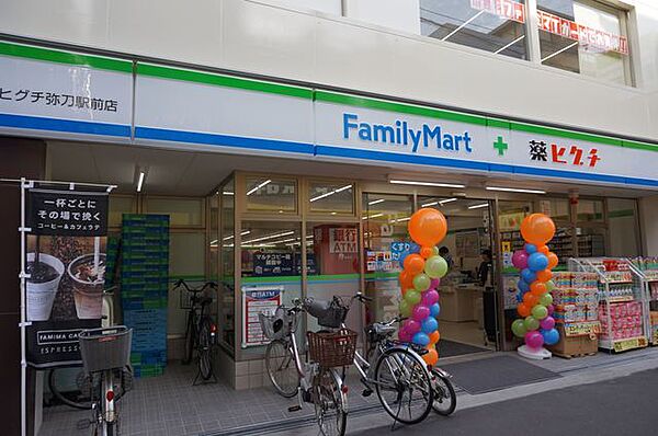 画像30:ファミリーマート＋薬ヒグチ弥刀駅前店 682m