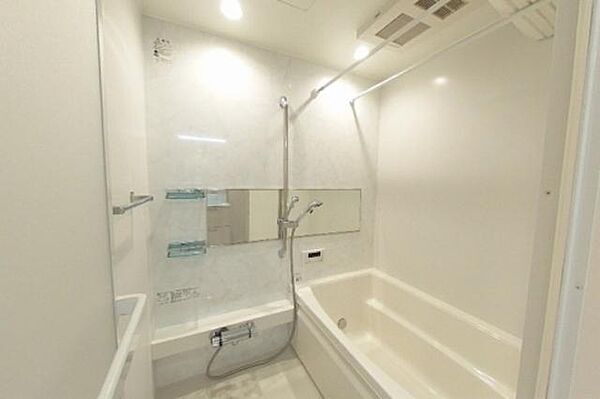 画像6:【浴室】模様のあるアクセントタイルが高級感を演出します。温度調整が簡単なサーモスタット水栓付きです。