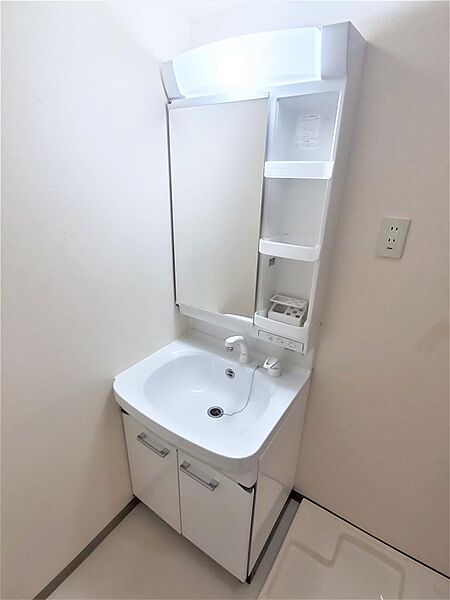 画像17:人気のシャワー付き洗面化粧台です。身だしなみを整える際に便利です。